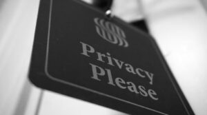 a black and white photo of a sign that says privacy please